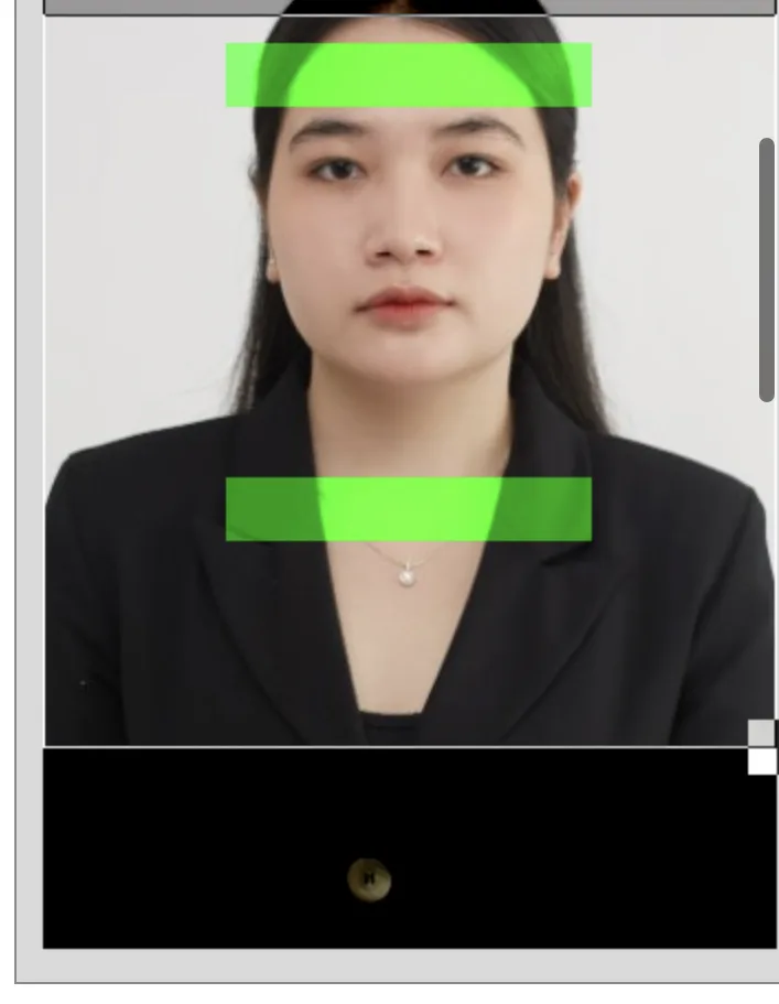 IDPhoto4You manual crop screen with two green bars over a woman's portrait, one for the chin and one for the top of the head